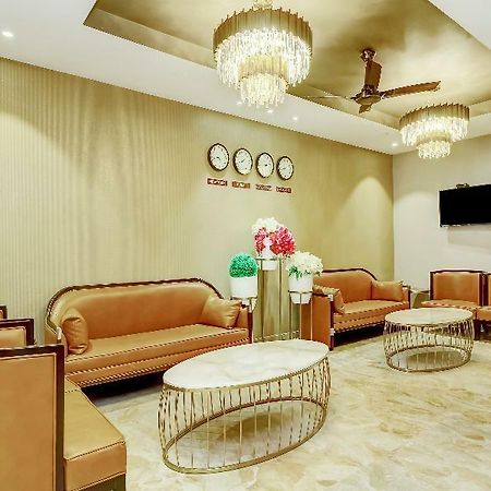 Capital O 28086 Sindhura Grand Hotel Hyderabad Exterior foto