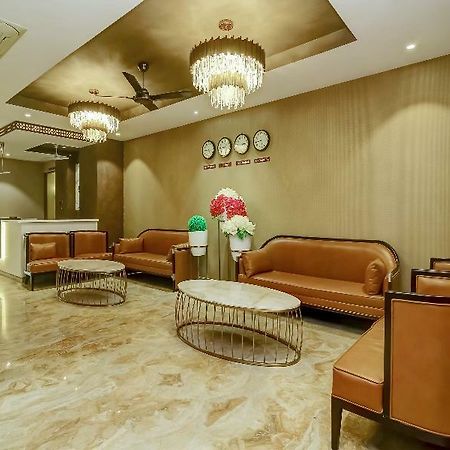 Capital O 28086 Sindhura Grand Hotel Hyderabad Exterior foto