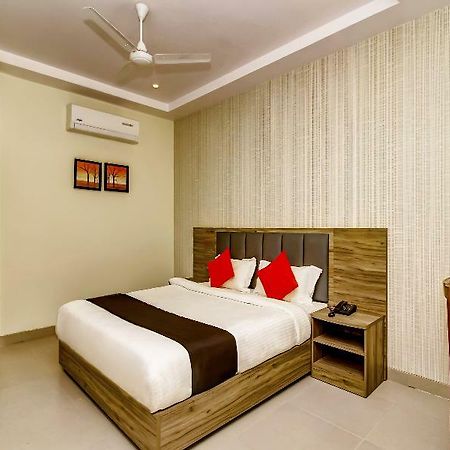 Capital O 28086 Sindhura Grand Hotel Hyderabad Exterior foto