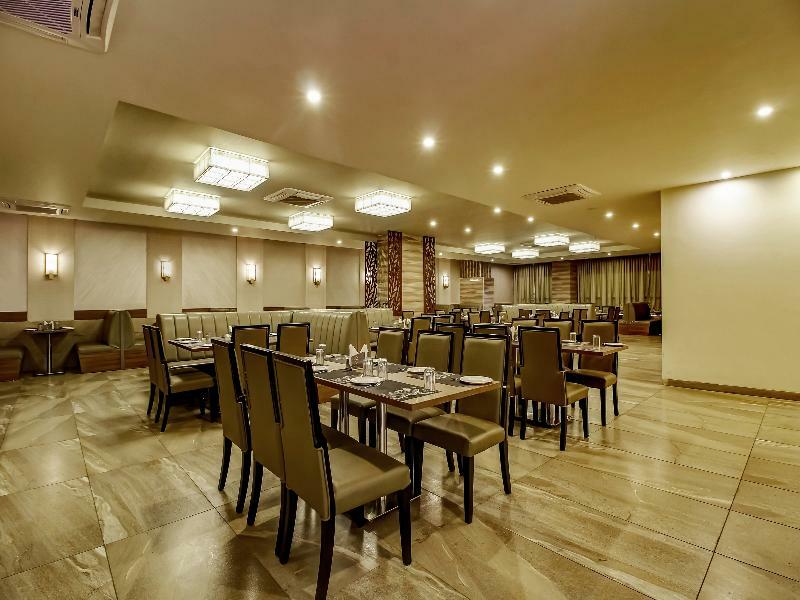Capital O 28086 Sindhura Grand Hotel Hyderabad Exterior foto