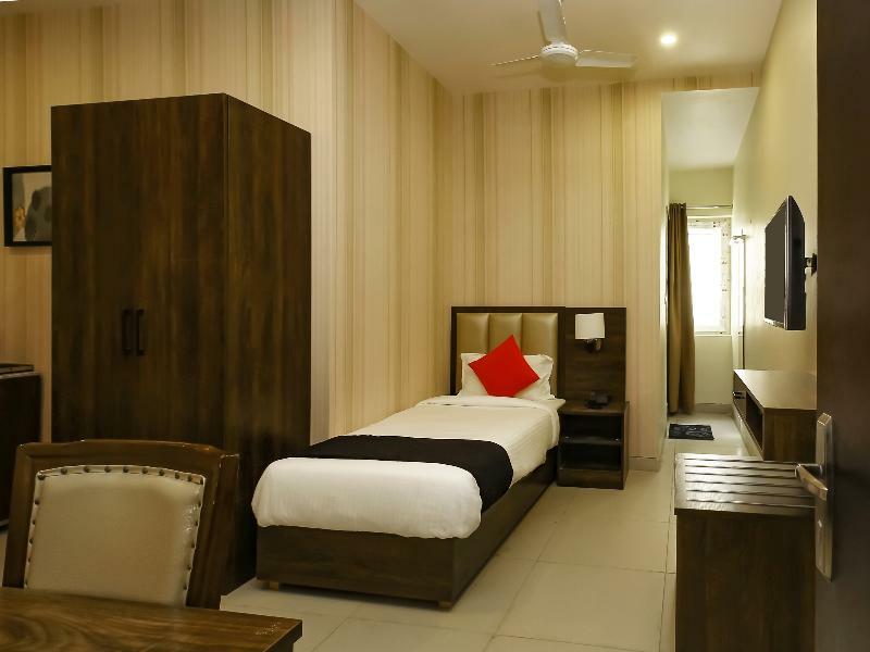 Capital O 28086 Sindhura Grand Hotel Hyderabad Exterior foto