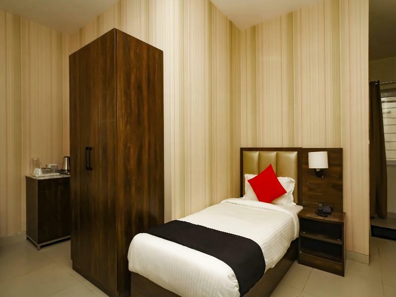 Capital O 28086 Sindhura Grand Hotel Hyderabad Exterior foto