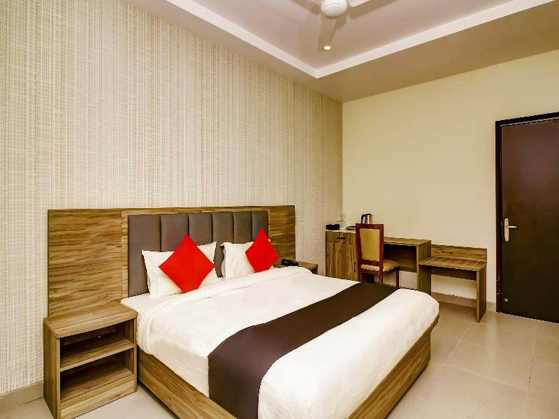 Capital O 28086 Sindhura Grand Hotel Hyderabad Exterior foto