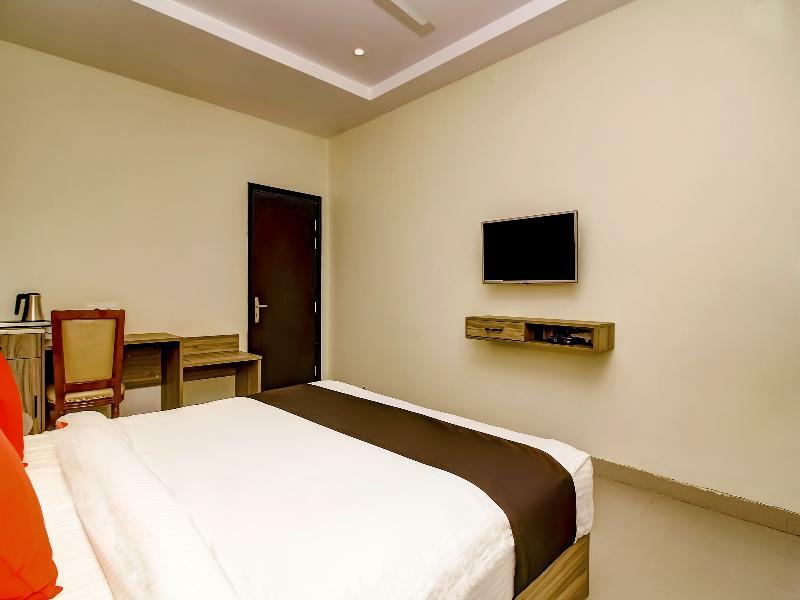 Capital O 28086 Sindhura Grand Hotel Hyderabad Exterior foto