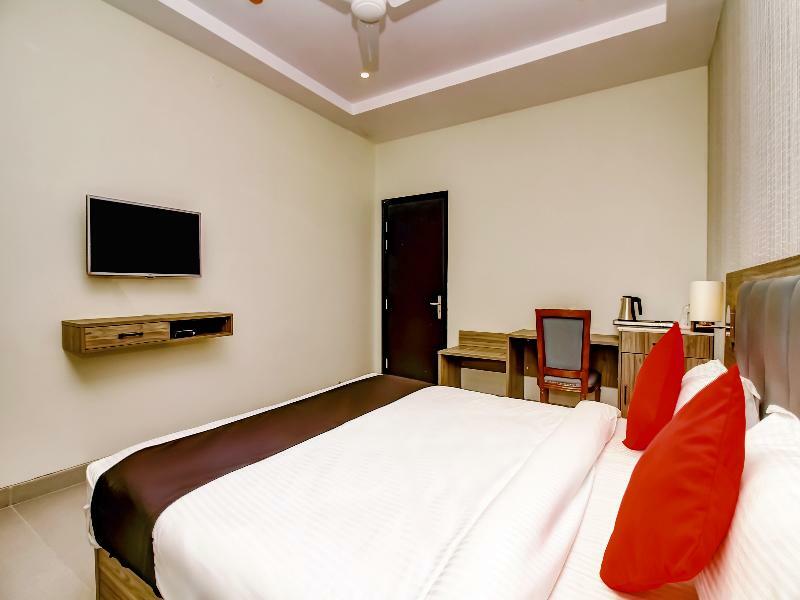 Capital O 28086 Sindhura Grand Hotel Hyderabad Exterior foto