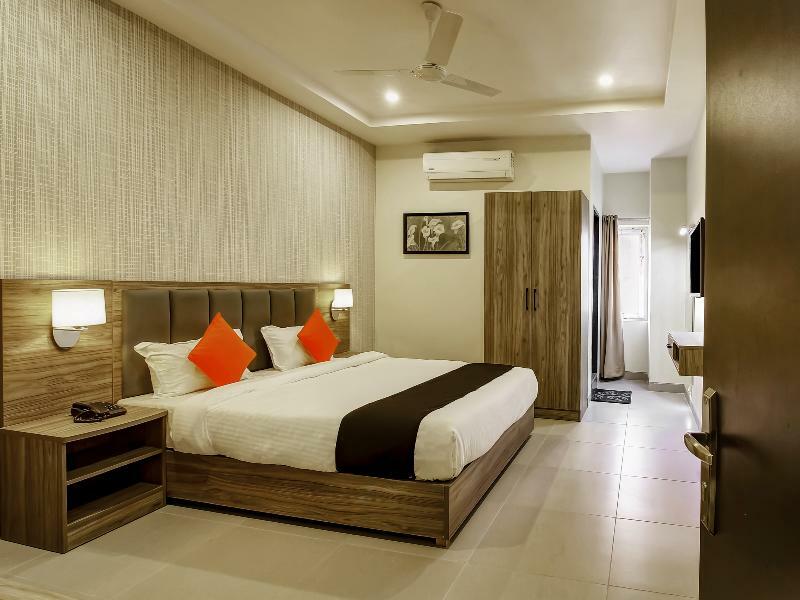Capital O 28086 Sindhura Grand Hotel Hyderabad Exterior foto